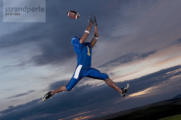 fangen Spiel springen mischen Football In der Luft schwebend Mixed