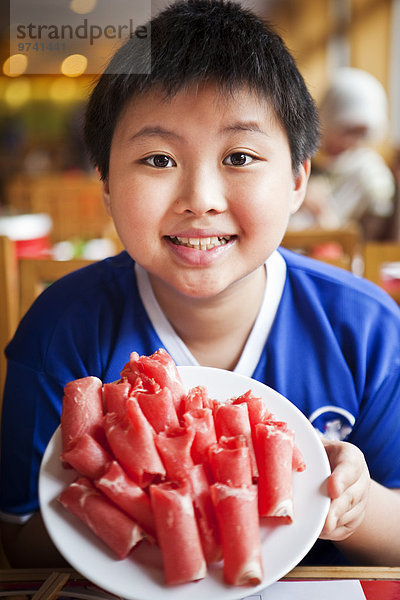 rollen Junge - Person halten chinesisch Teller Fleisch