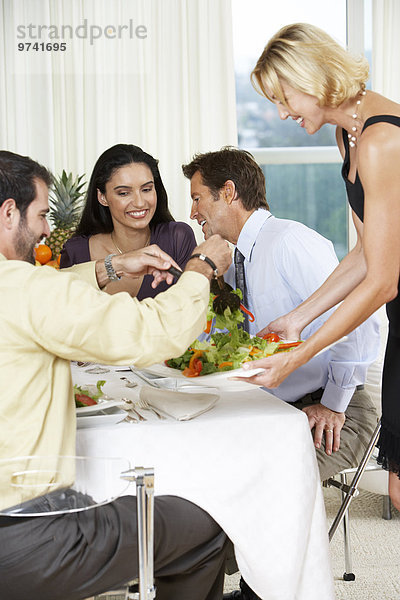 Abendessen Frau Freundschaft geben Party Salat