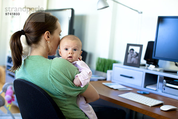 Europäer arbeiten halten Mutter - Mensch Baby Heimarbeitsplatz