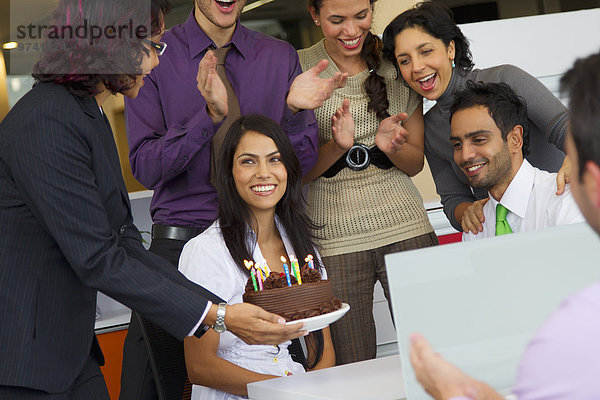Geschäftsfrau Hispanier Überraschung Geburtstag Kuchen