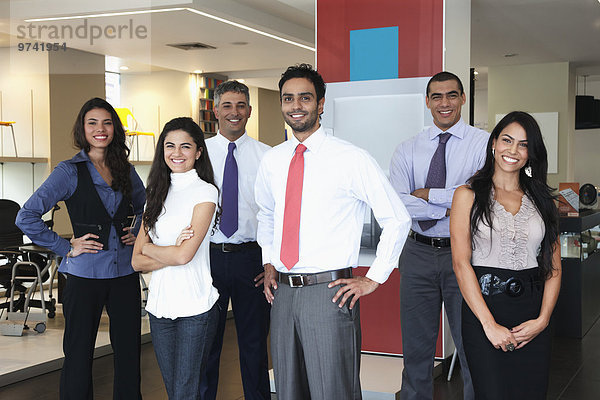 stehend Zusammenhalt Mensch Büro Menschen lächeln Hispanier Business