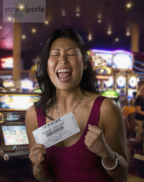 Frau Begeisterung halten chinesisch Casino Spiel