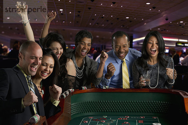 Freundschaft Begeisterung Glücksspiel Casino Würfeltisch Craps