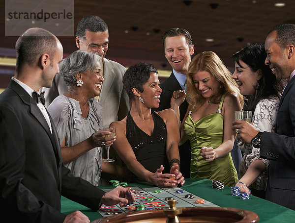 Freundschaft Begeisterung Glücksspiel Casino Tisch Roulette