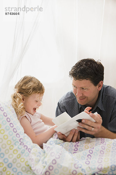 Europäer Buch Menschlicher Vater Bett Tochter Taschenbuch vorlesen