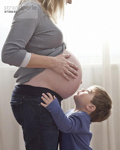 Europäer Frau sehen Junge - Person Schwangerschaft