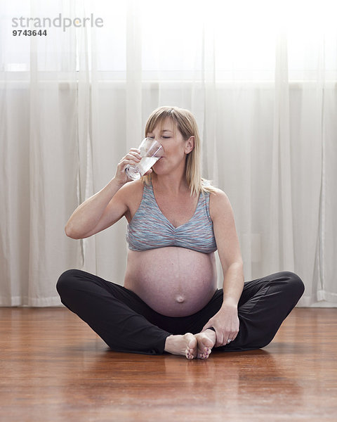 sitzend Wasser Europäer Frau Boden Fußboden Fußböden Schwangerschaft trinken