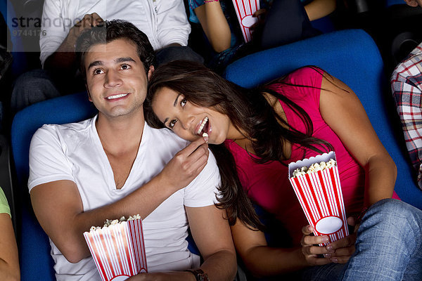 Fröhlichkeit Hispanier Film Theatergebäude Theater Popcorn