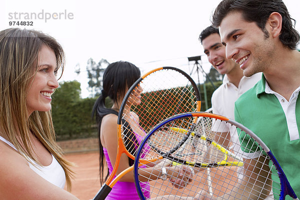 Freundschaft Hispanier spielen Tennis