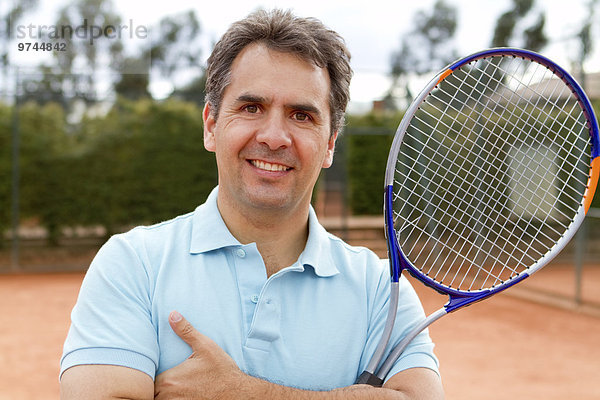 stehend Mann Hispanier Gericht Schläger Tennis