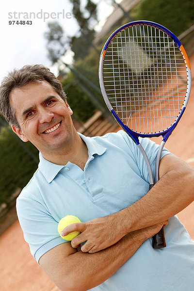 stehend Mann Hispanier Gericht Schläger Tennis