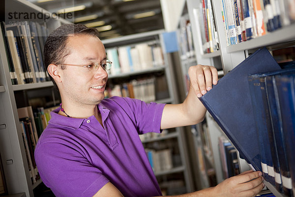 Mann Buch Hispanier suchen Bibliotheksgebäude Taschenbuch