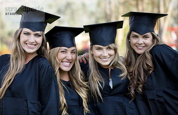 stehend Zusammenhalt Kleid Hispanier Kappe Hochschule Schulabschluß