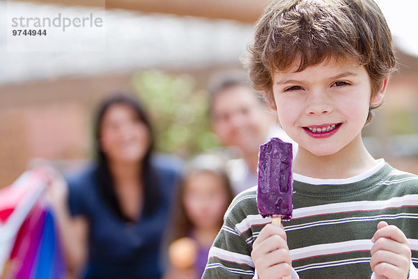 Eis am Stiel Stieleis Junge - Person Hispanier essen essend isst