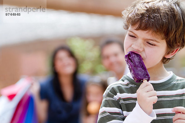 Eis am Stiel Stieleis Junge - Person Hispanier essen essend isst