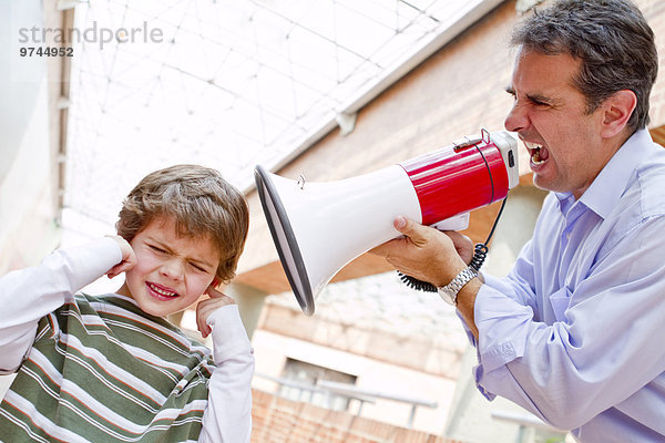 Menschlicher Vater Sohn Hispanier schreien Megaphon