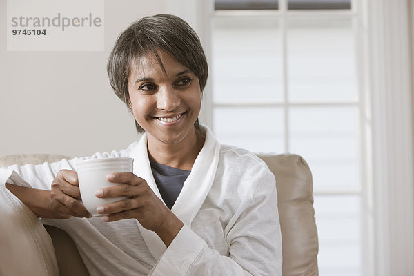 Frau amerikanisch trinken Kaffee Ethnisches Erscheinungsbild