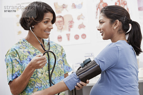 Frau nehmen Schwangerschaft Blutdruckmesser
