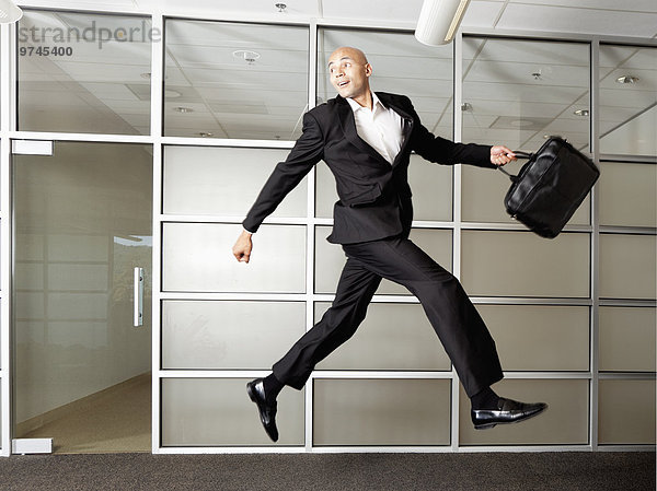 Geschäftsmann springen mischen Büro In der Luft schwebend Mixed