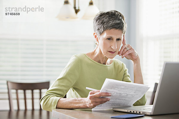 Senior Senioren Frau Notebook bezahlen zahlen Rechnung