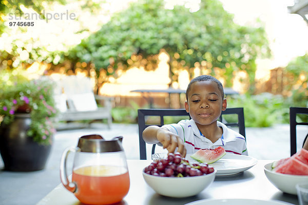 Junge - Person amerikanisch Veranda essen essend isst Mittagessen