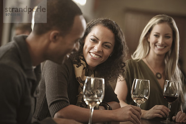 Zusammenhalt Freundschaft Wein trinken