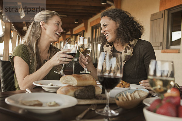 Zusammenhalt Freundschaft Wein trinken Mittagessen