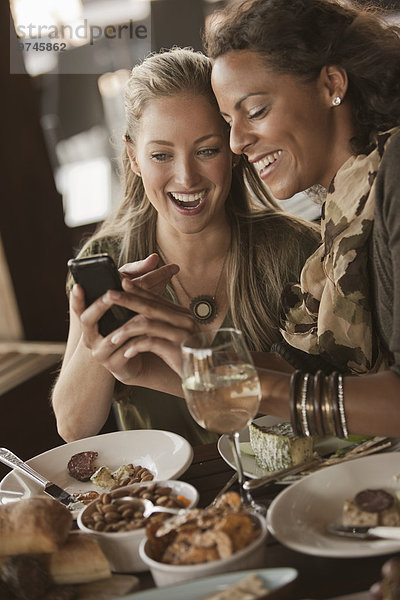 Zusammenhalt Freundschaft Wein trinken Mittagessen