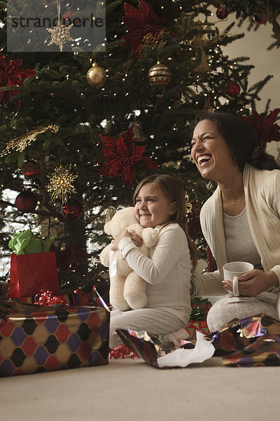 Geschenk aufmachen Morgen Weihnachten mischen Tochter Mutter - Mensch Mixed