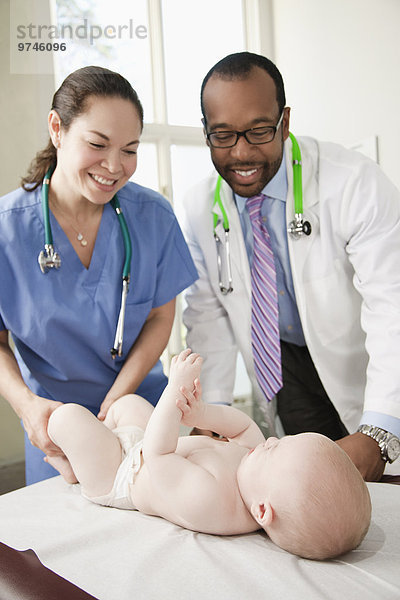 Arzt Büro Krankenschwester Schwester Schwestern Baby Untersuchung