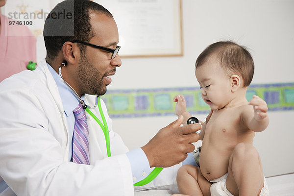 benutzen Arzt Stethoskop Büro Baby