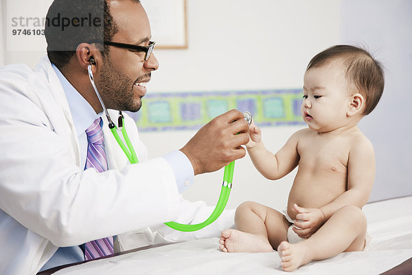 zeigen Arzt Stethoskop Büro Baby