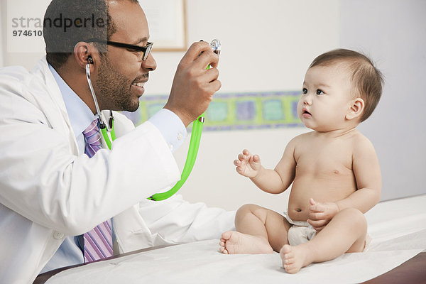 zeigen Arzt Stethoskop Büro Baby