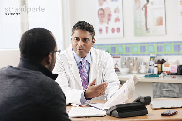 Patientin sprechen Arzt Büro