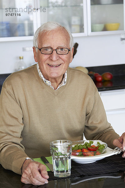 Europäer Mann Gesundheit Salat essen essend isst