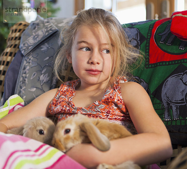 Europäer Couch halten Kaninchen Mädchen