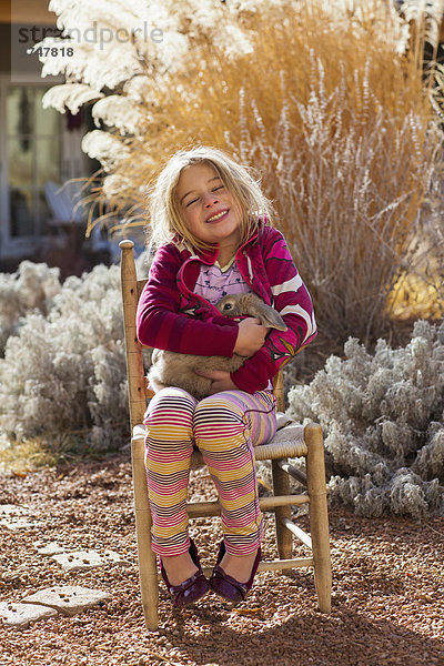Außenaufnahme Europäer Stuhl lächeln Mädchen freie Natur
