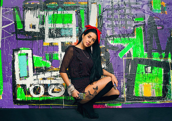 Farbaufnahme Farbe Frau Pose Wand frontal Graffiti