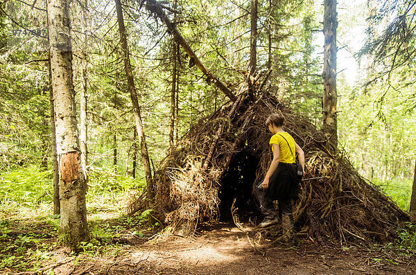 Europäer Junge - Person Wald Festung Reetdach spielen Indianerzelt