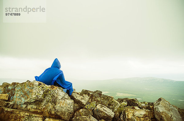 sitzend Europäer Felsen Berggipfel Gipfel Spitze Spitzen wandern