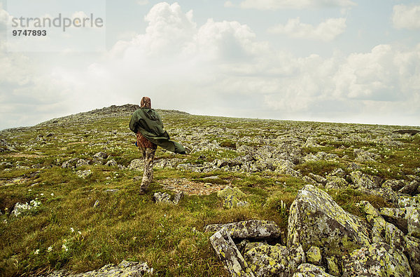 Europäer Felsen gehen Hügel wandern