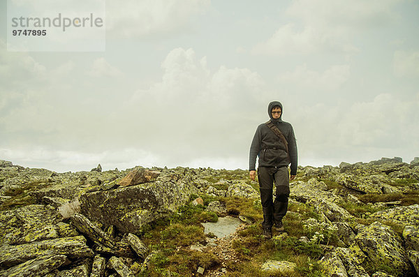 Europäer Felsen gehen Hügel wandern