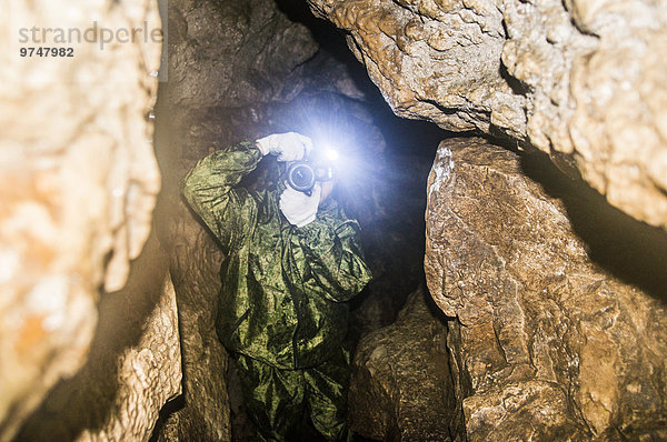 Felsbrocken Europäer Mann Fotografie nehmen Anordnung Höhle