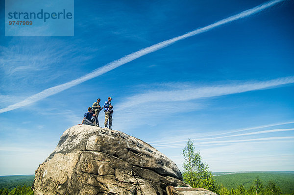 Bergsteiger Felsbrocken stehend Europäer Anordnung