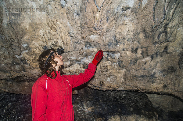 Felsbrocken Europäer Frau Bewunderung Anordnung Höhle