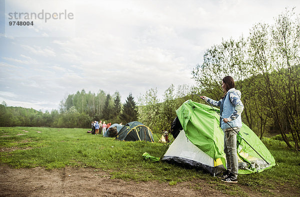 Europäer Zelt Feld zusammenbauen camping