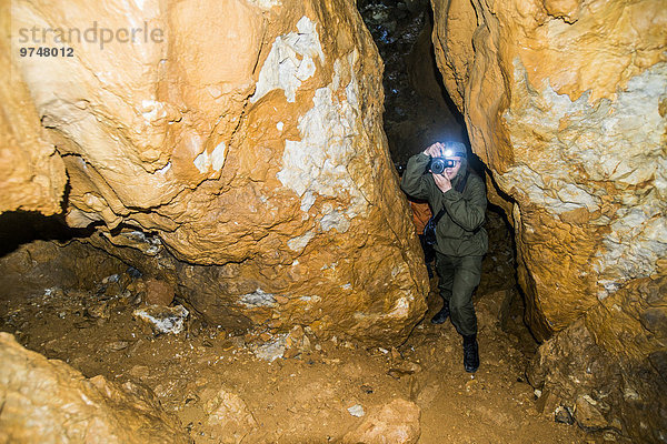 Felsbrocken Europäer Mann Fotografie nehmen Anordnung Höhle