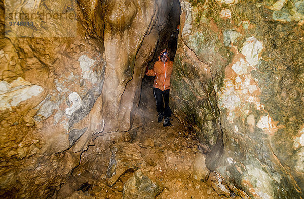 Felsbrocken Europäer Frau Forschung Anordnung Höhle