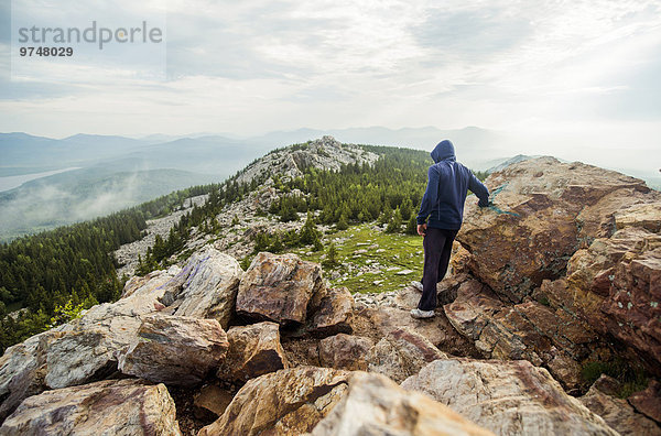 stehend Europäer Felsen Berggipfel Gipfel Spitze Spitzen wandern